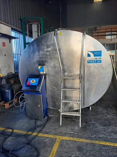 Carlos de las Cuevas, tanques de leche, imagen no disponible